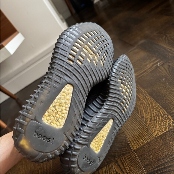 Yeezy Boost 350 V2 Bred - Picture 5 of 5